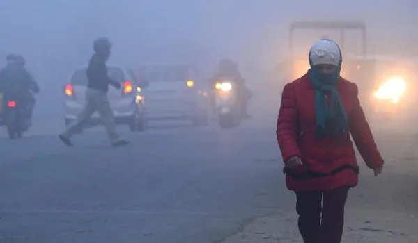 Delhi के कुछ हिस्सों में घना कोहरा, न्यूनतम तापमान 10.2 डिग्री सेल्सियस दर्ज